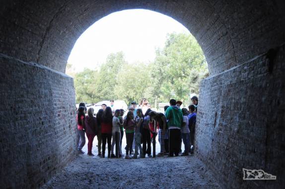 Um grupo de estudantes se prepara para atravessar o antigo túnel ferroviário de Gaiman, cidade de colonização galesa na Patagônia, na Argentina